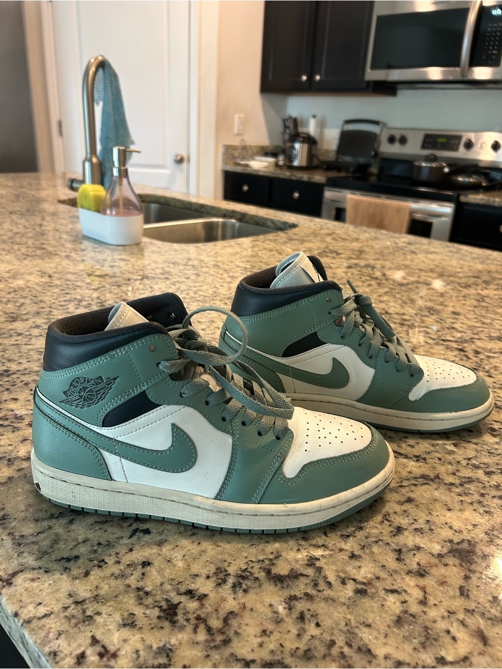 Nike Mid-Top Sneakers in Green and White